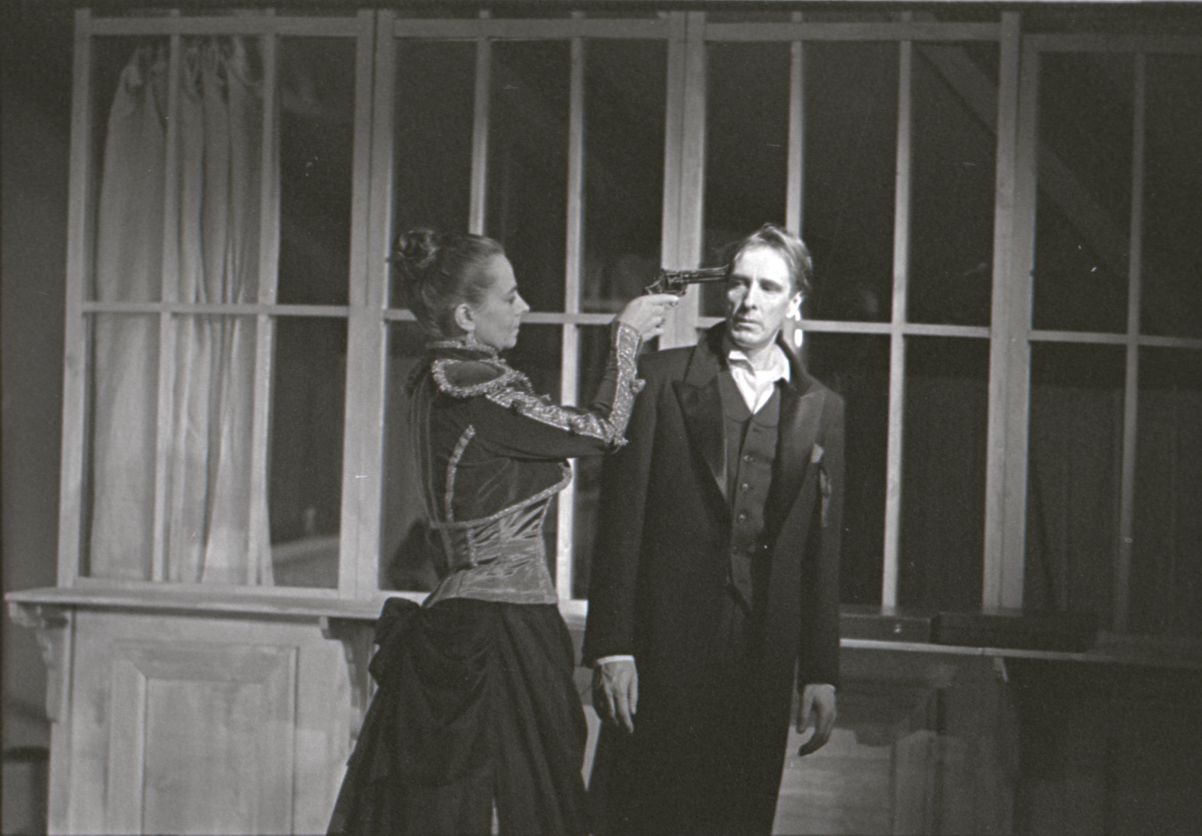 EFA 0-152593. Stseen Ibseni draamast “Hedda Gabler” Draamateatris – Hedda Gabler – Ülle Kaljuste ja Ellert – L. Ulfsak. Foto: Vambola Salupuu, 1993 