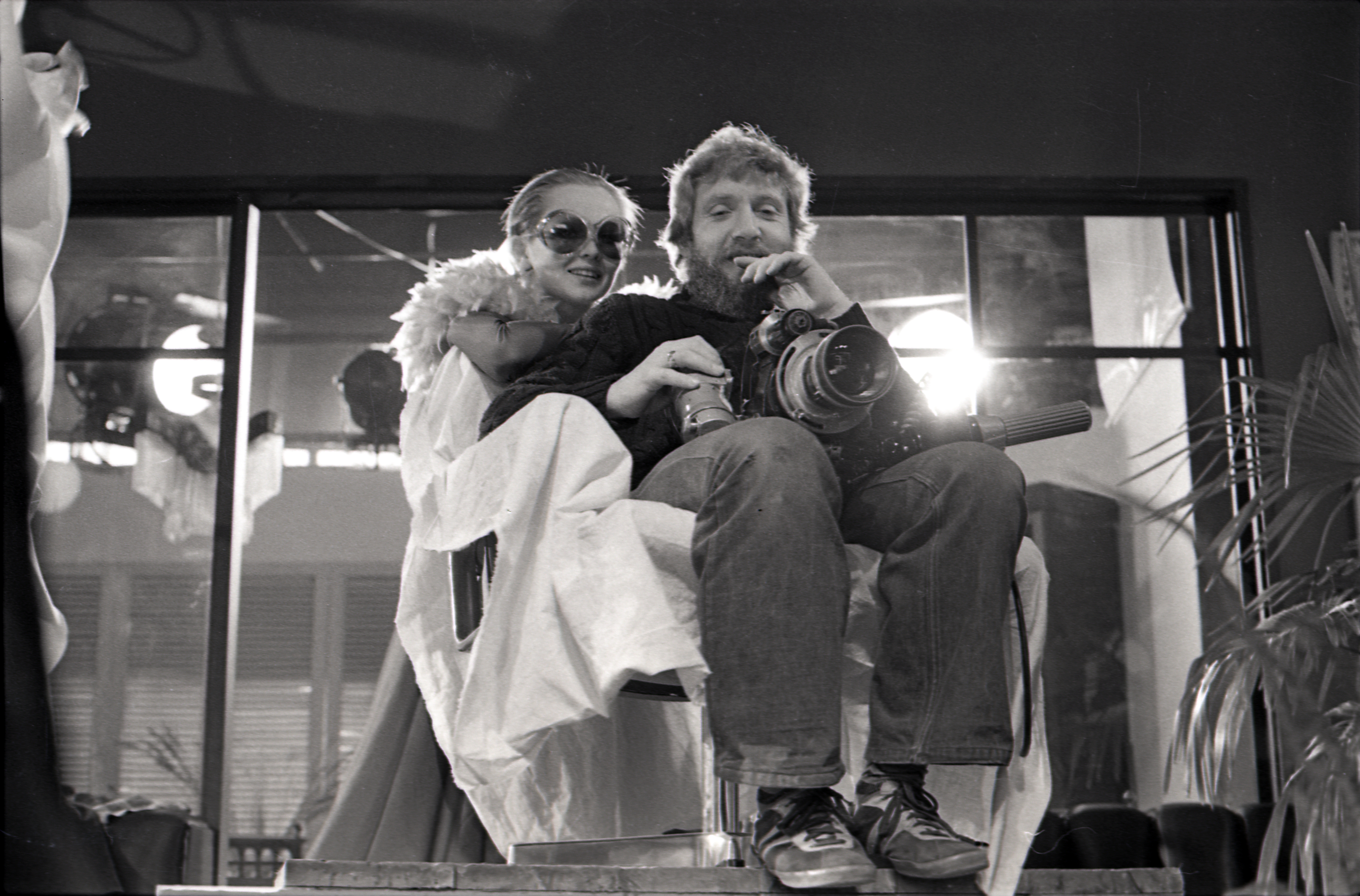 Tallinnfilmi mängufilmi “Hukkunud Alpinisti hotell” võtteplatsil. Operaator Jüri Sillart ja neiu Bruni osatäitja Nijole Oželyte. Foto: Viktor Mendunen, 1978–79, EFA 0-340761
