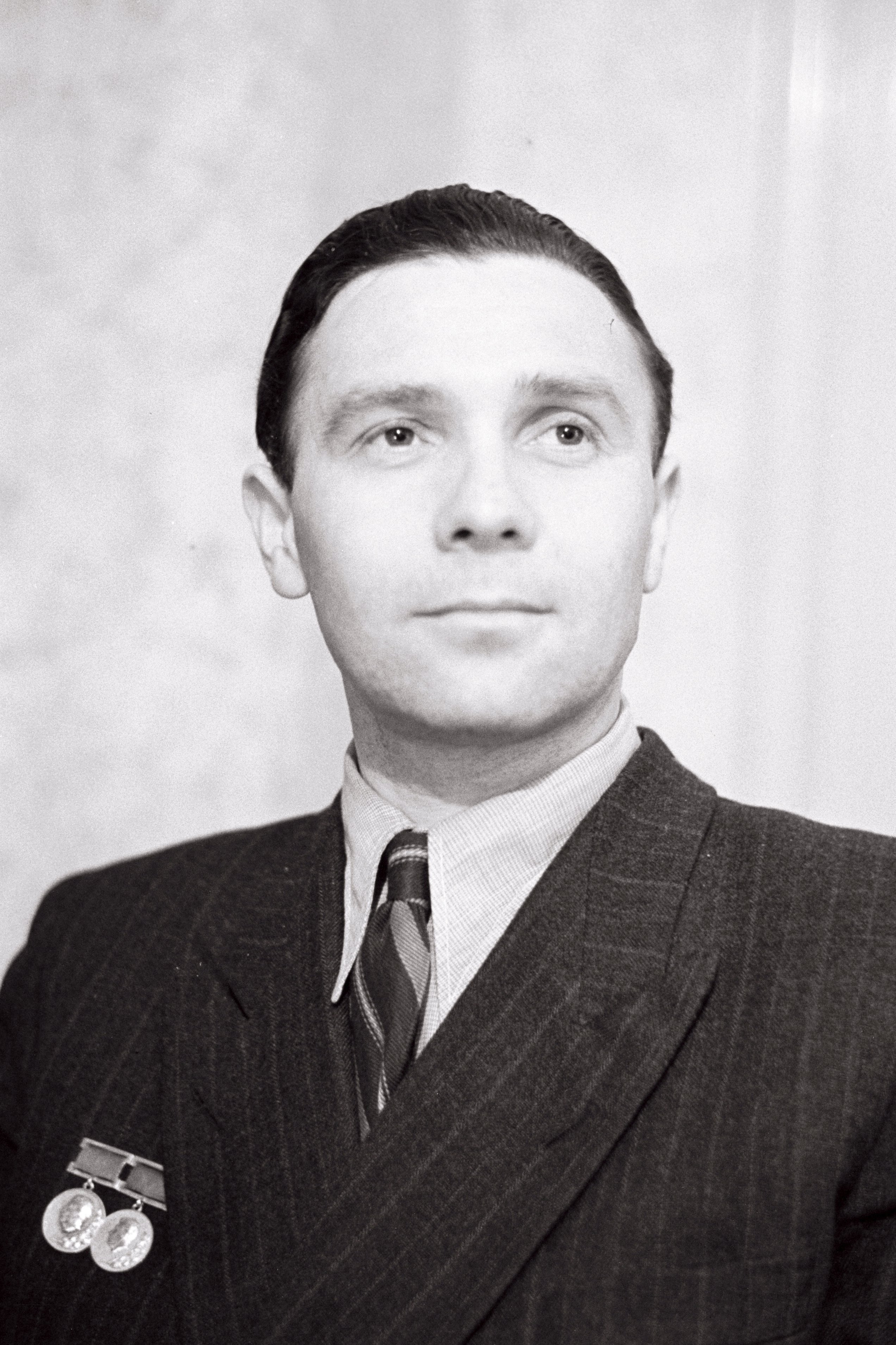 EFA 0-3784. Riikliku preemia laureaat, Tallinna Kinostuudio operaator Semjon Školnikov. Foto: Vladimir Gorbunov, 1951 