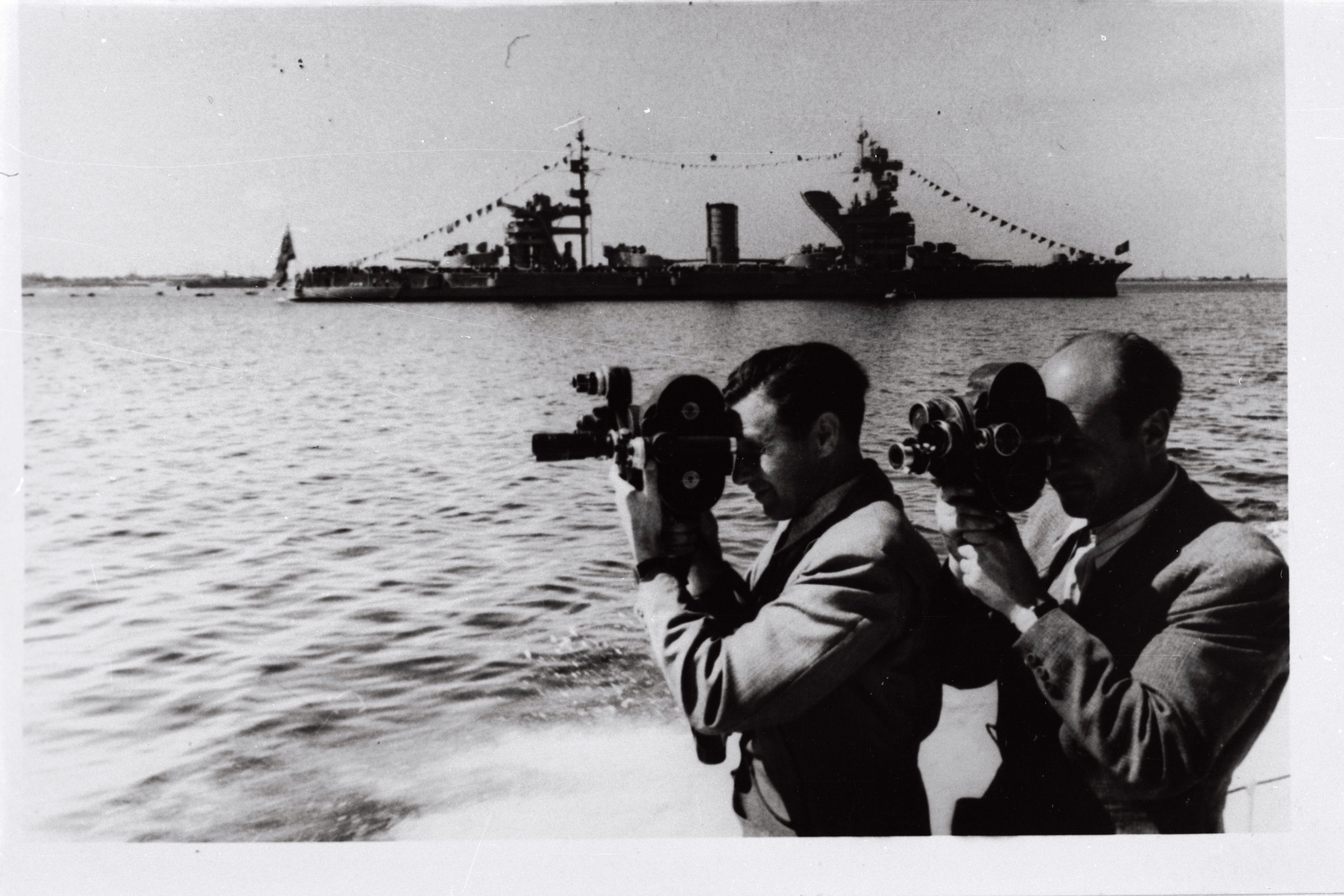 EFA 0-55741. Tallinna Kinostuudio operaatorid Vladimir Parvel (paremal) ja Semjon Školnikov võtetel sõjalaevastiku päeval Tallinnas. Foto: autor teadmata, 1949 