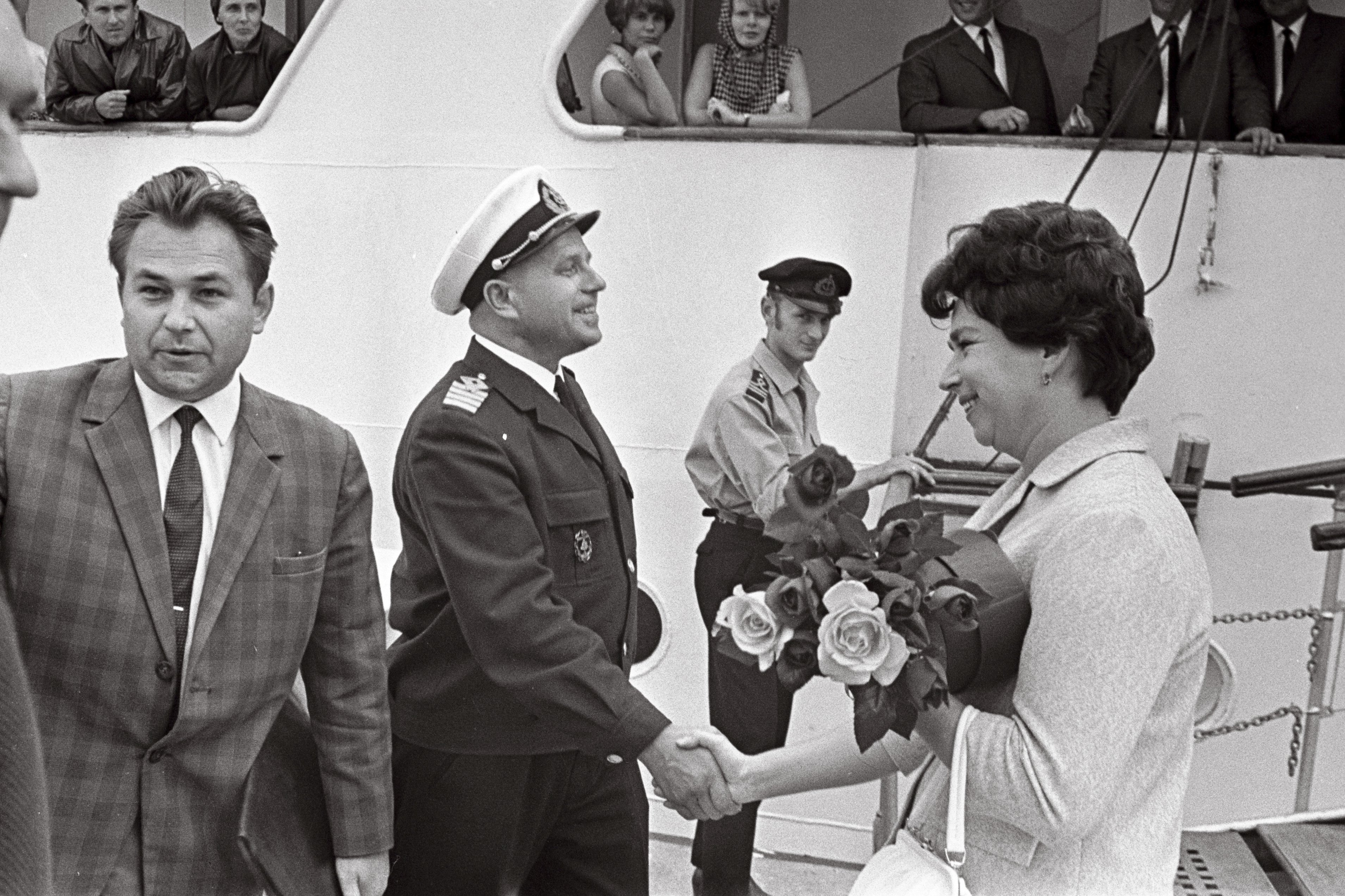 Mootorlaeva „Tallinn“ kapten J. Surmin õnnitleb 25 000. reisijat soomlannat A. Jansenit. August 1966. EFA.204.0-69857