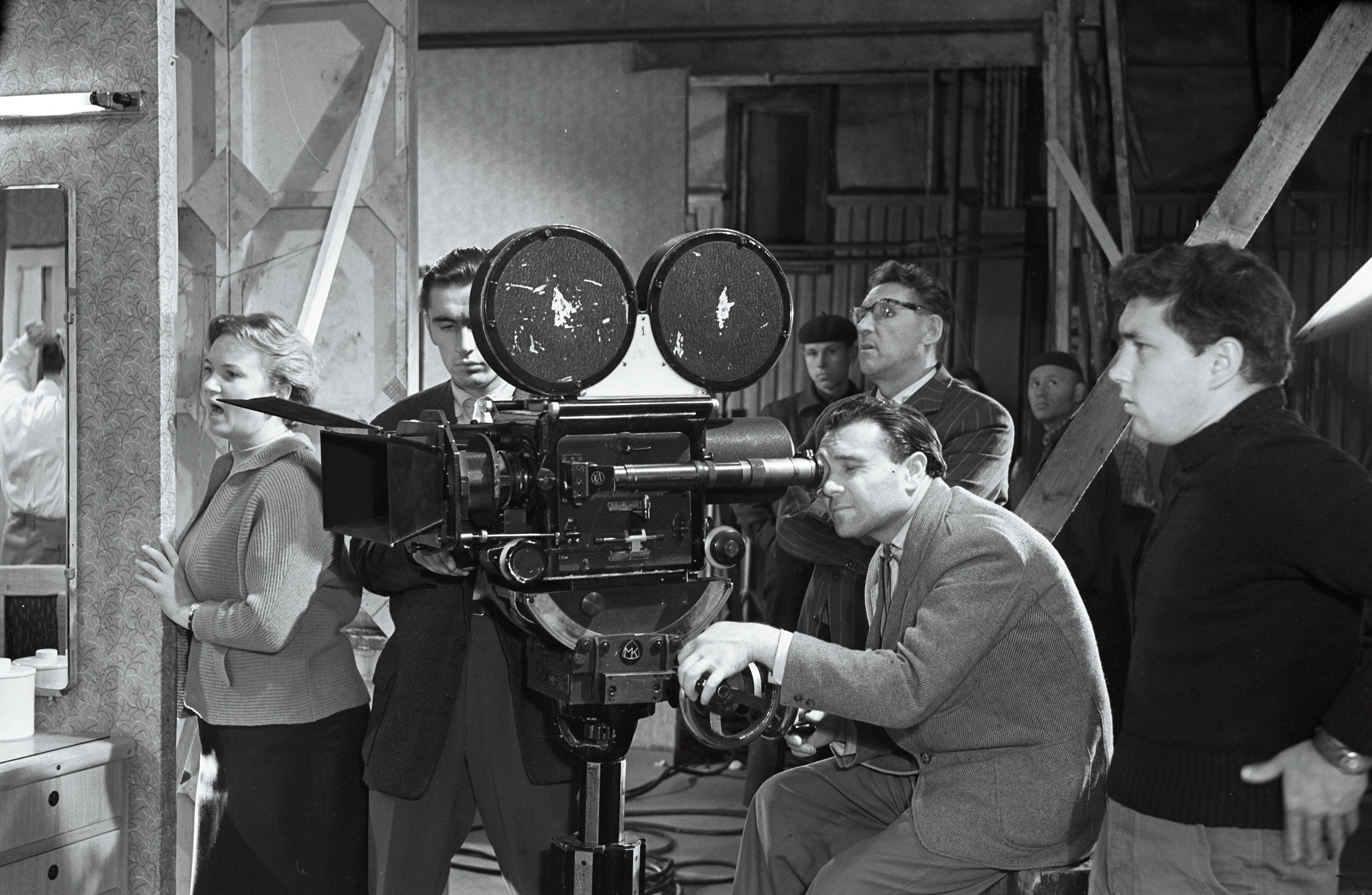 EFA 1-2672. Mängufilmi "Juhuslik kohtumine" võtetel, kaamera taga operaator Semjon Školnikov. Foto: autor teadmata, 1960 