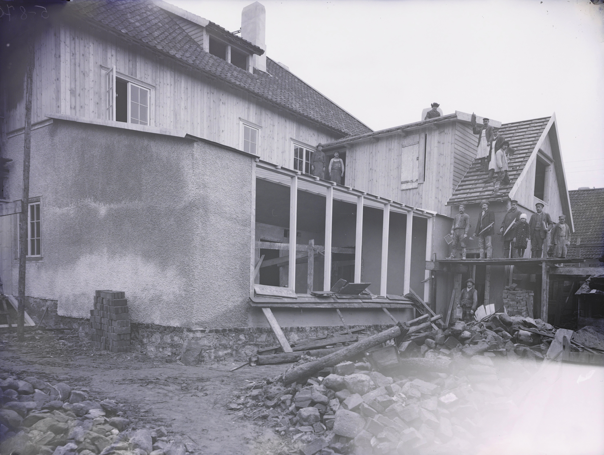 Jaan Rieti elumaja ja fotoateljee ehitustööd Posti ja Koidu tn nurgal, esiplaanil tulevane pildistamisruum, u 1914. Jaan Riet, EFA.5-870 