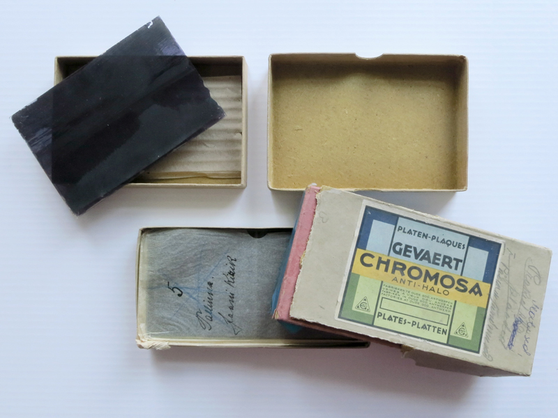 Karbid, milles klaasnegatiive müüdi, on hiljem kasutusele võetud hoiuümbristena