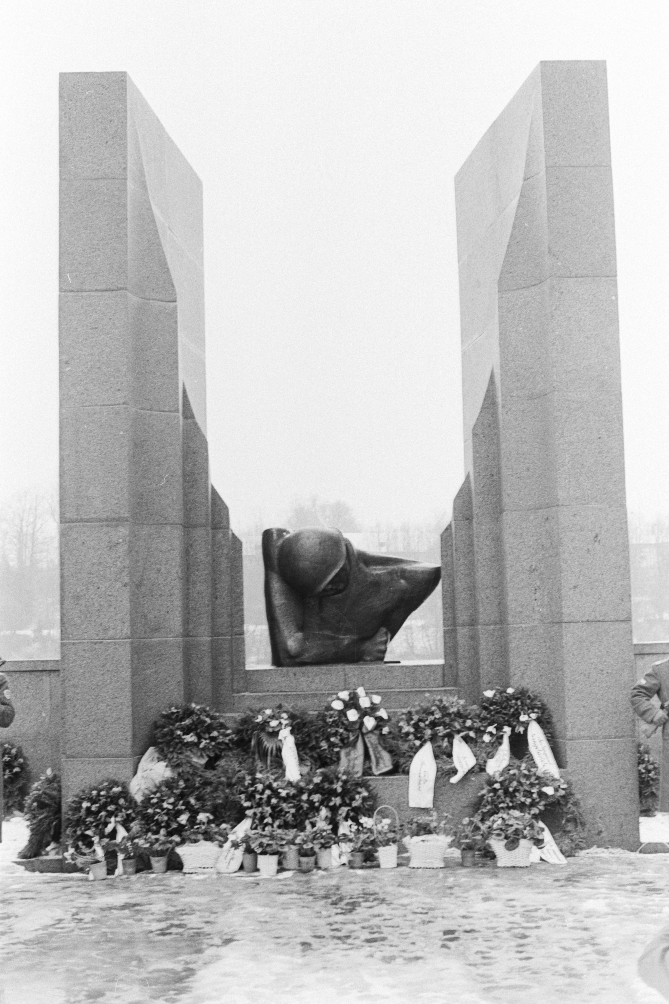EFA.263.0-97755. Raadi memoriaalansambel (autor skulptor Ants Mölder) pärast avamist, detsember 1975