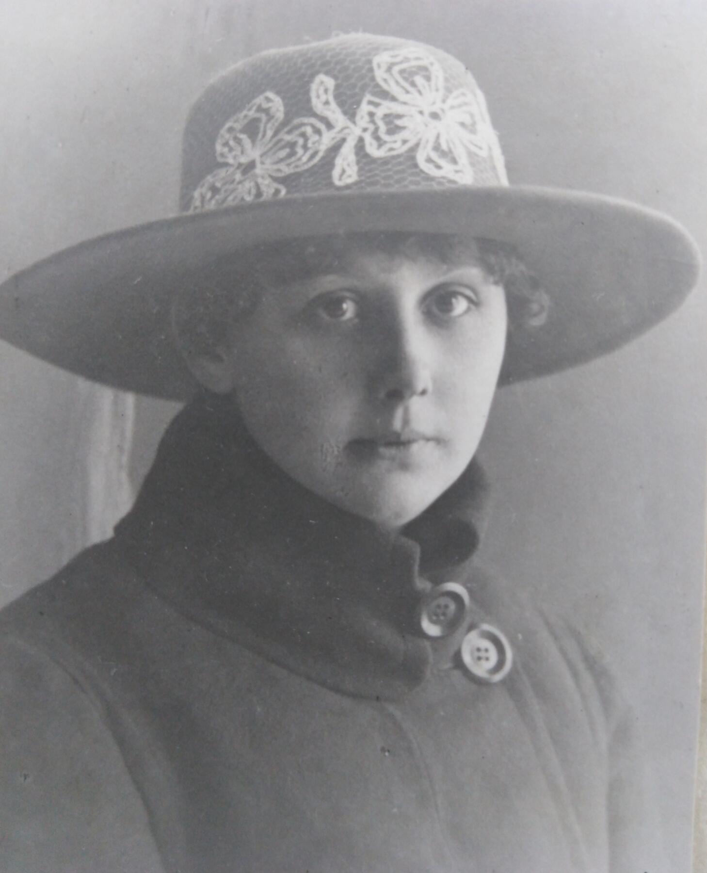Naised, laevad, kübarad: 20. sajandi alguse kübaramood laevadel teeninud naiste porteefotodel