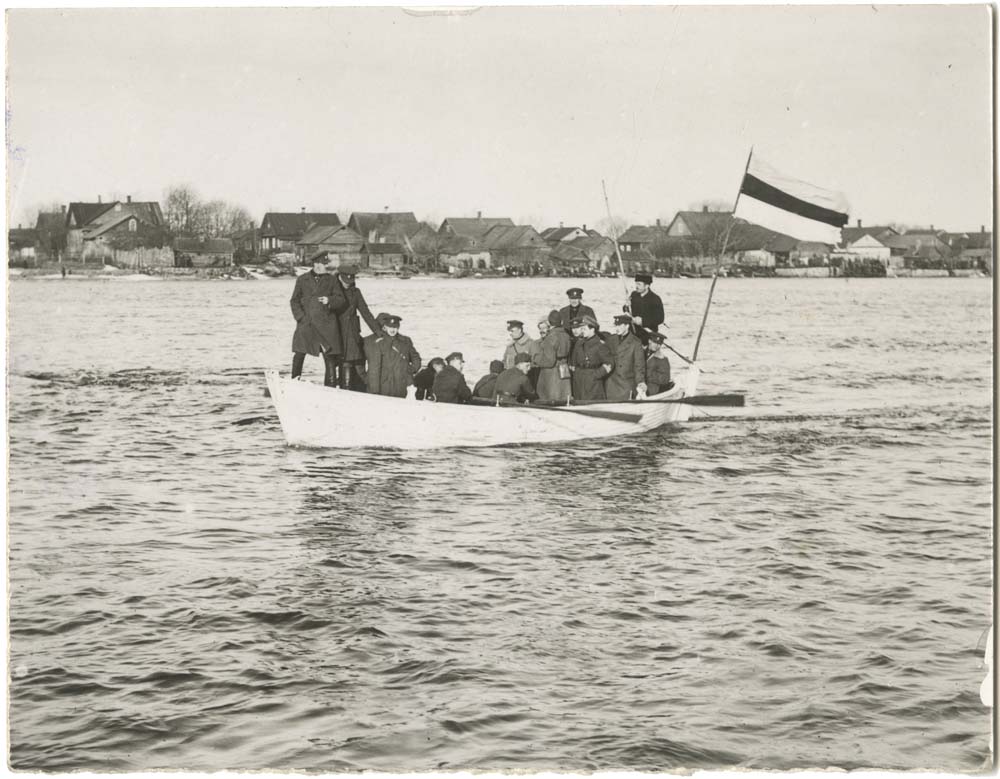 Eesti väeosa teel Narva jõe tagust ala üle võtma. Sõdurid paadiga jõel. Vasknarva-Skamja, kevad 1920. RA, EAA 2111-1-13398, foto nr 2. 2111_1_13398