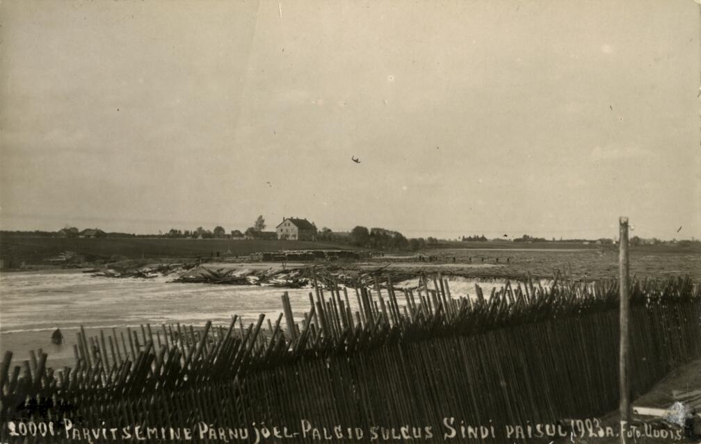 Palkide parvetamine Pärnu jõel Sindi paisul, 1923