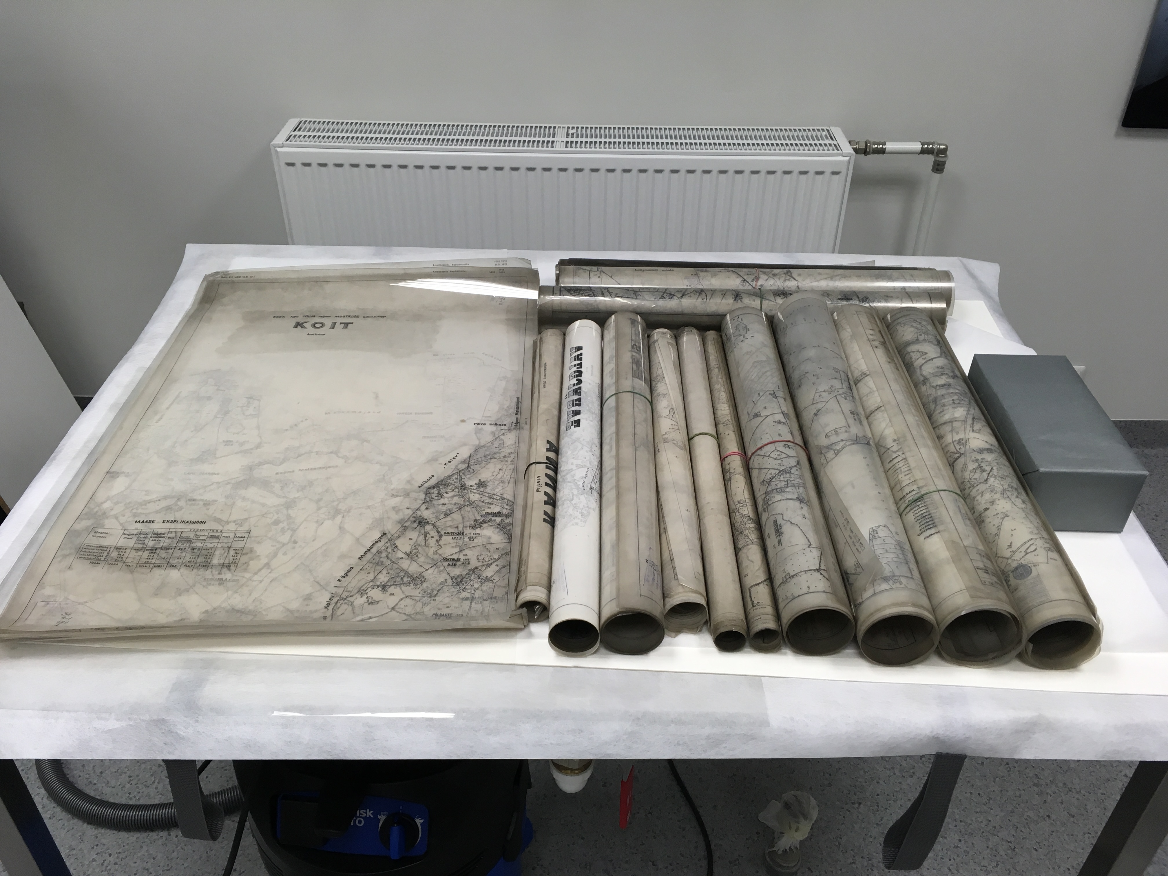 Plans and maps stored in rolled position. Image 2a