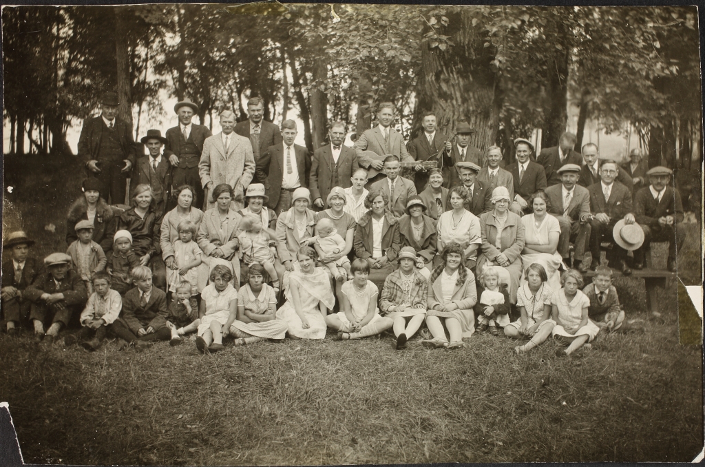 ERAF.9595.1.19.4. Seattle’i Eesti Tööliste Klubi grupifoto koos külalistega Tacomast, Bellinghamist, Plaine'ist ja Brush-Prairie'st 1928. aasta juulis. 